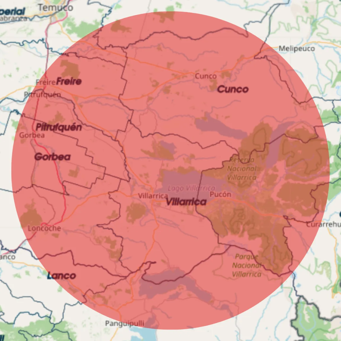 Mapa de la zona de atención: un círculo rojo centrado en Villarrica, entre Freire y Pucón.